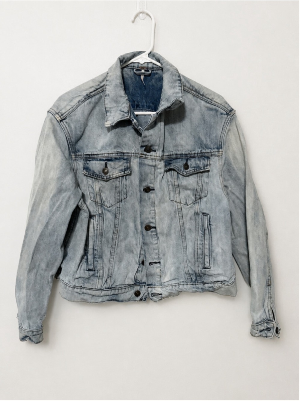 Free People Women’s XS Light Wash Denim Jean Jacket Button Front Distressed - Picture 2 of 6